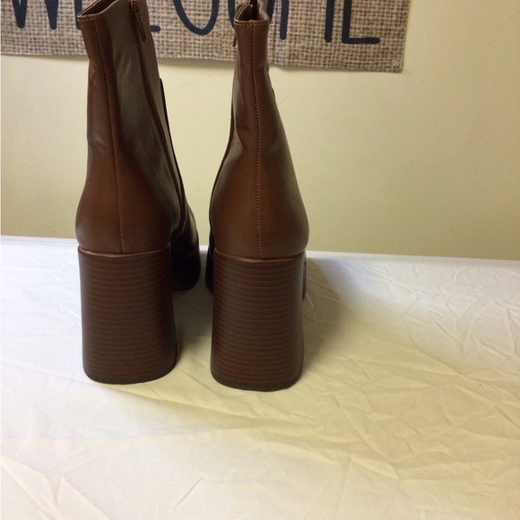 Wild Pair Brown Heeled Boots with Chunky Heel - Picture 3 of 7